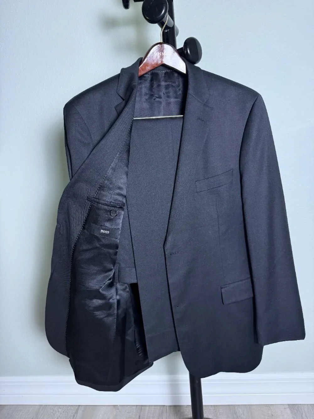 Hugo Boss Men's Suit, 44R, Charcoal Gray, Super 100s